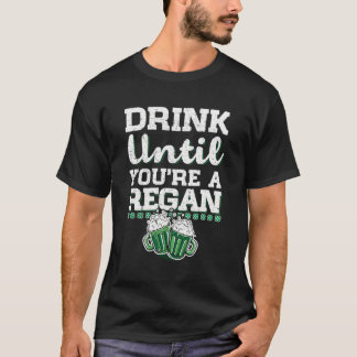Drink tot je een Regan St Patrick's Day cadeau ben T-shirt