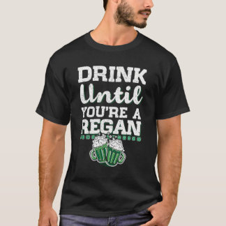 Drink tot je een Regan St Patrick's Day cadeau ben T-shirt