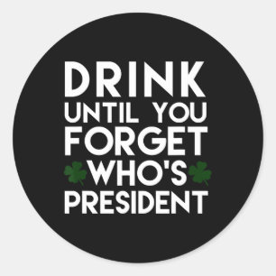Drink Tot Je Vergeet Wie De President Is Funny Sha Ronde Sticker