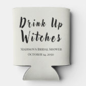 Drink up heksen oktober vrijgezellenfeest blikjeskoeler (Achterkant)