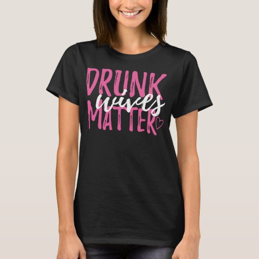 Drink vrouwen zijn van belang grappig feestgeschen t-shirt (Voorkant)