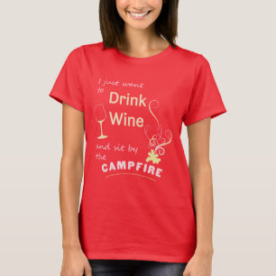 Drink wijn en zit bij kampvuur T-shirts Camping T-