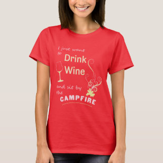 Drink wijn en zit bij kampvuur T-shirts Camping T-
