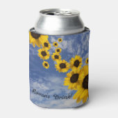 Drink, zonnebloem en hemel van Rowan Blikjeskoeler (Blikje Voorkant)