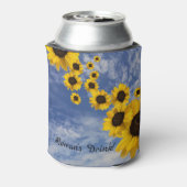 Drink, zonnebloem en hemel van Rowan Blikjeskoeler (Blikje Achterkant)