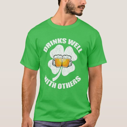Drinken goed met anderen groen t-shirt (Voorkant)