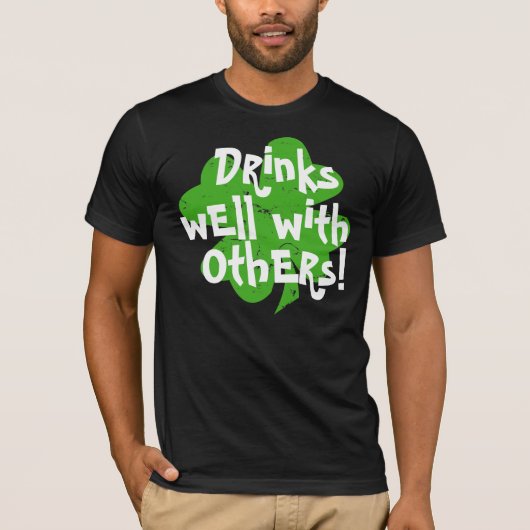 Drinken goed met anderen t-shirt (Voorkant)