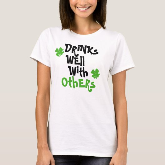 Drinken goed met anderen t-shirt (Voorkant)