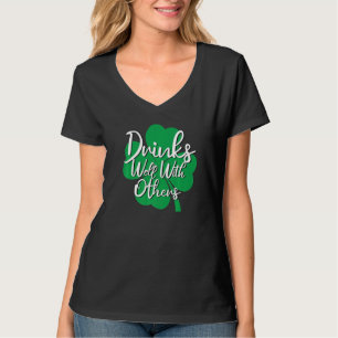 Drinken goed met anderen van Drink Squad Funny St. T-shirt
