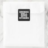 Drinken goed met anderen vierkante sticker (Tas)