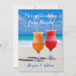 Drinken op Beach Florida met kerstbegroeting Feestdagenkaart<br><div class="desc">Tropische drinken op het strand Kerstmis/vakantiekaarten om van een stel te verzenden. Twee roodbruine,  diepgevroren cocktails in rood en oranje zitten op het zand met een tropische turkooisoceaan als achtergrond voor aangepaste begroeting en handtekening. Omgekeerd heeft ook een stroperige scène.</div>