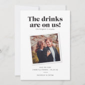 Drinken op ons grappige bruiloft opslaan van de da save the date (Voorkant)