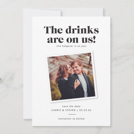 Drinken op ons grappige bruiloft opslaan van de da save the date (Voorkant)