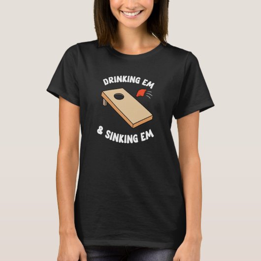 Drinking Em & Sinking Em Bean Bag Toss Cornhole Te T-shirt (Voorkant)
