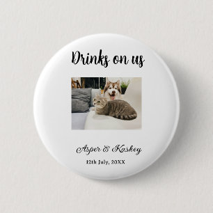 Drinks on us open bar huisdier foto bruidspaar dat ronde button 5,7 cm