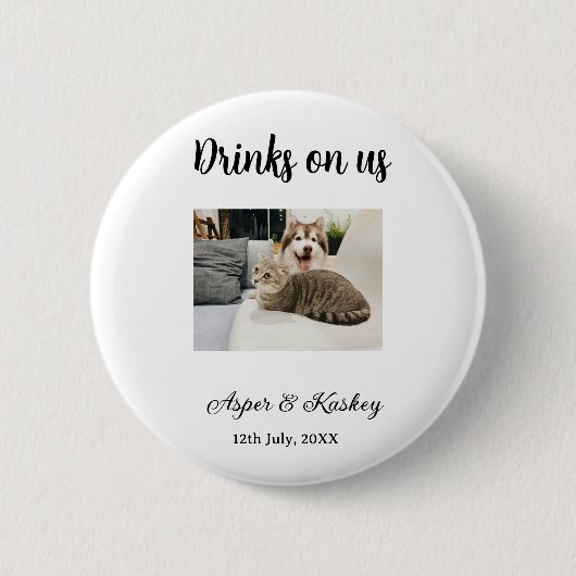 Drinks on us open bar huisdier foto bruidspaar dat ronde button 5,7 cm (Voorkant)