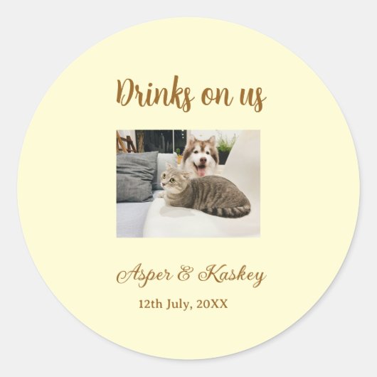 Drinks on us open bar huisdier foto bruidspaar dat ronde sticker (Voorkant)