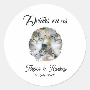 Drinks on us open bar huisdier foto bruidspaar dat ronde sticker