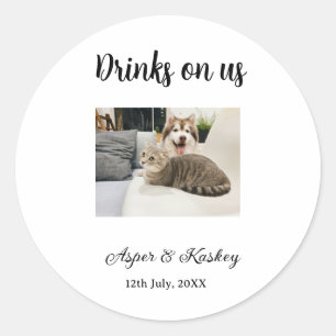 Drinks on us open bar huisdier foto bruidspaar dat ronde sticker