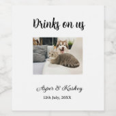 Drinks on us open bar trouwfoto koppel datum wijn etiket (Enkel label)