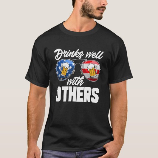 Drinks Well With Others 4th Of July Drinking T-shirt (Voorkant)