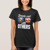 Drinks Well With Others 4th Of July Drinking T-shirt (Voorkant)