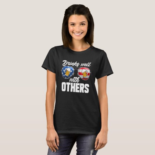 Drinks Well With Others 4th Of July Drinking T-shirt (Voorkant volledig)