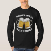 Drinks Well With Others Beer Drinking T-shirt (Voorkant)