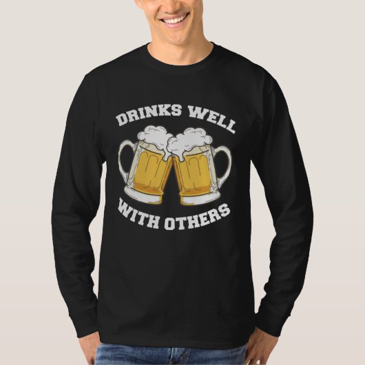 Drinks Well With Others Beer Drinking T-shirt (Voorkant)