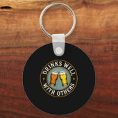 Drinks Well With Others Drinking Gift Sleutelhanger (Voorkant)