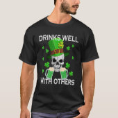 Drinks Well With Others Funny St Patricks Day Beer T-shirt (Voorkant)
