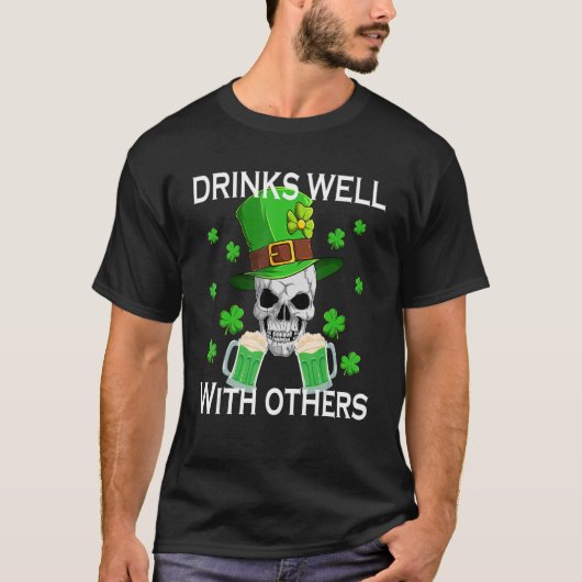 Drinks Well With Others Funny St Patricks Day Beer T-shirt (Voorkant)