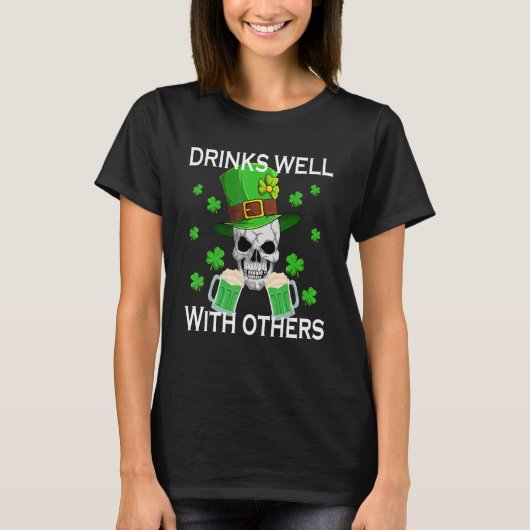 Drinks Well With Others Funny St Patricks Day Beer T-shirt (Voorkant)