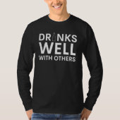 Drinks Well With Others Holiday Drinking T-shirt (Voorkant)
