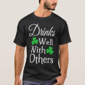 Drinks Well With Others Irish  St Patricks Day Dri T-shirt (Voorkant)