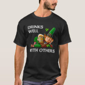Drinks Well With Others Leprechaun Patrick s Day B T-shirt (Voorkant)