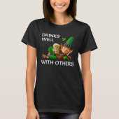 Drinks Well With Others Leprechaun Patrick s Day B T-shirt (Voorkant)