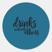 Drinks Well With Others Quote Funny Saying Gift  Ronde Sticker (Voorkant)