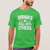 Drinks Well With Others St Patrick Day Irish Drin T-shirt (Voorkant)