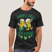 Drinks Well With Others St  Patrick s Day Drunk Be T-shirt (Voorkant)
