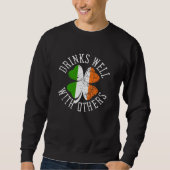 Drinks Well With Others St Patrick s Day Drunk Bee Trui (Voorkant)