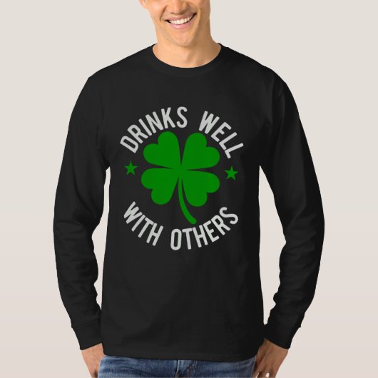 Drinks Well With Others St Patrick s Day T-shirt (Voorkant)