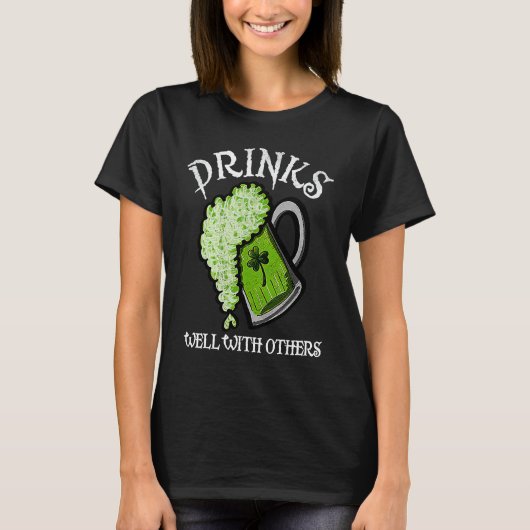 Drinks Well With Others St Patricks Day Men Women T-shirt (Voorkant)