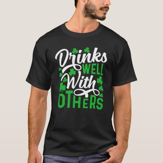 Drinks Well With Others  St Patricks Day Shamrock T-shirt (Voorkant)