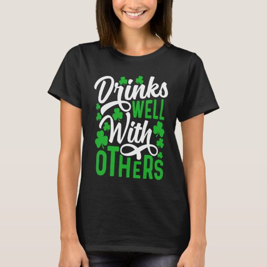 Drinks Well With Others St Patricks Day Shamrock T-shirt (Voorkant)