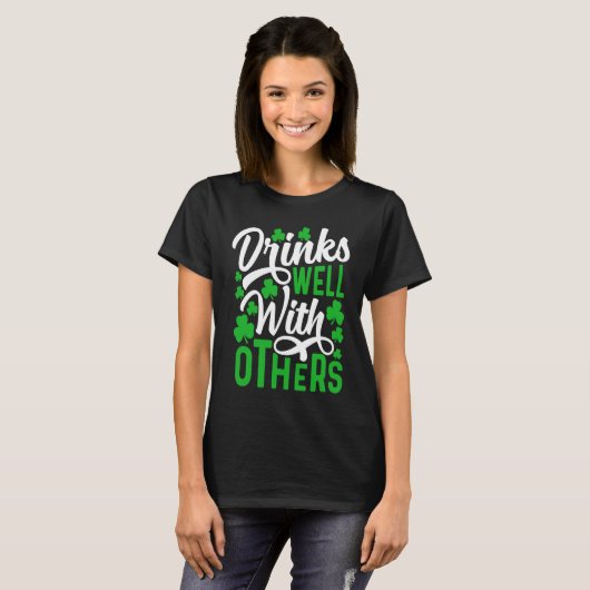 Drinks Well With Others   St Patricks Day Shamrock T-shirt (Voorkant volledig)