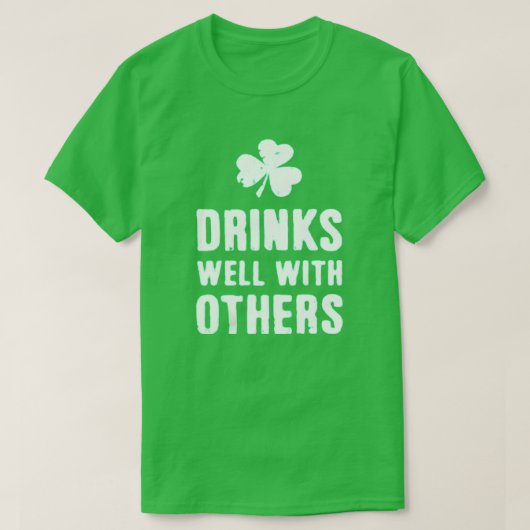 Drinks Well With Others St. Patrick's Day Tee T-shirt (Design voorkant)