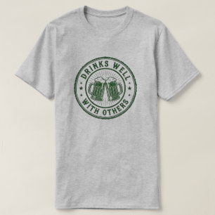 Drinkt goed met anderen bierpullen t-shirt