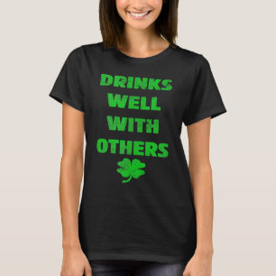 Drinkt Goed met Anderen die St. Patrick's Dag Drin T-shirt