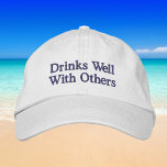 Drinkt Goed Met Anderen Grappige Voorbereidende Wi Geborduurde Pet<br><div class="desc">Voeg een speelse en stijlvolle touch toe aan je outfit met deze geborduurde honkbalpet met de tekst “Drinks Well With Others”. Met klassieke marineblauwe stiksels op een knalwitte pet,  is dit preppy en humoristische ontwerp perfect voor wijnliefhebbers die graag een leuke tijd hebben met vrienden.</div>